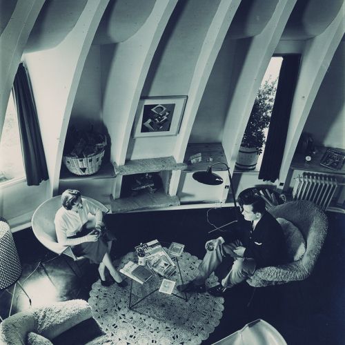 Apartamentos la Pedrera, Barba Corsini, 1955. Apto. nº 12 con la mesa  PEDRERA. Monografía: "BARBA CORSINI. Arquitectura/Architecture. 1953 1994". Ruiz Millet, Joaquim. Foto: F. Català Roca