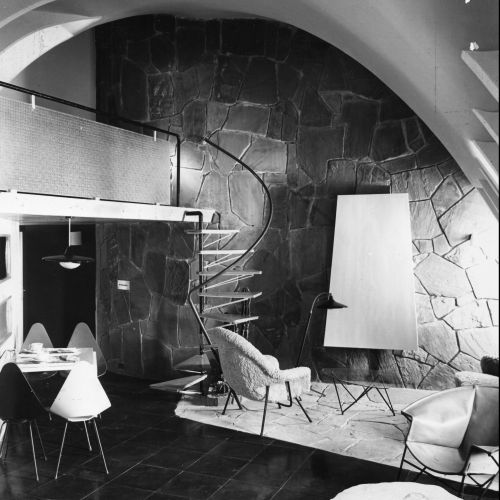 Apartamentos la Pedrera, Barba Corsini, 1955. Apto. nº 12 con la sillas PEDRERA. Monografía: "BARBA CORSINI. Arquitectura/Architecture. 1953 1994". Ruiz Millet, Joaquim. Foto: F. Català Roca