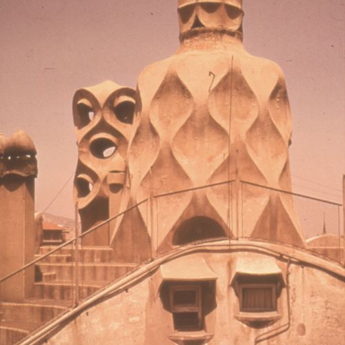 Chimeneas de la azotea de La Pedrera de Gaudí de referencia para la lámpara de pie de la colección Pedrera de F