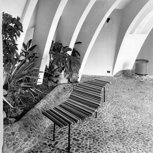 Apartamentos la Pedrera, Barba Corsini, 1955. Vista del vestíbulo con el banco PEDRERA. Monografía: "BARBA CORSINI. Arquitectura/Architecture. 1953 1994". Ruiz Millet, Joaquim. Foto: F. Català Roca